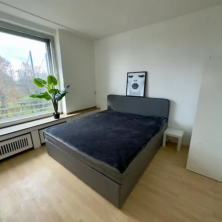 Exklusiver Rheinblick Messe Parken 5 Zimmer, 12 Personen Dusseldorf